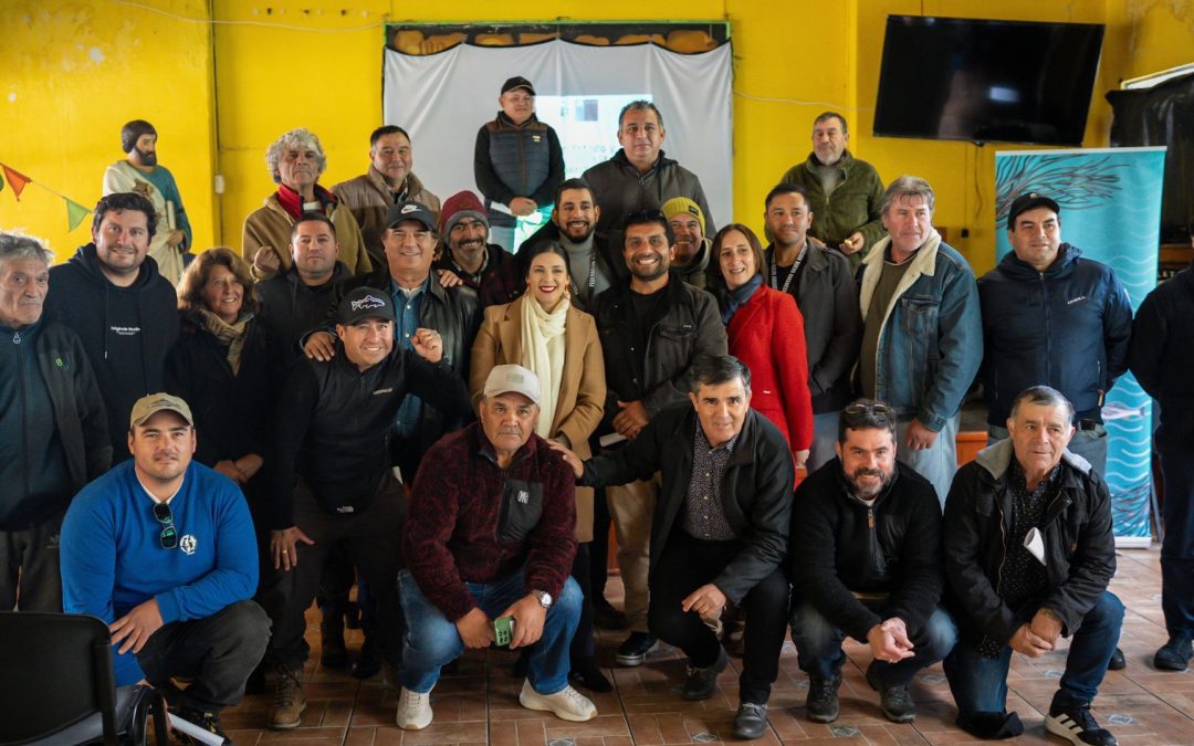 Pescadores artesanales y parlamentarios debatieron el futuro de la pesquería de jibia en Caleta El Membrillo